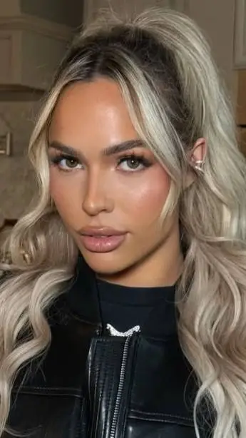 ai character: Maxxine Dupri  background