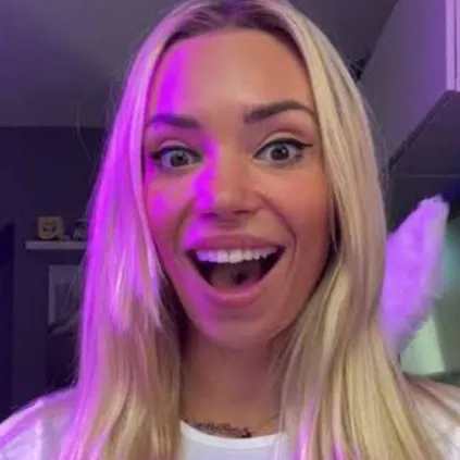 chat with ai character: Ry Marie