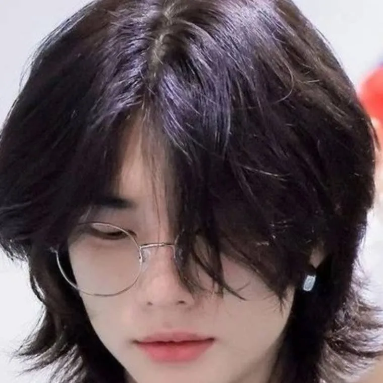 chat with ai character: Hyunjin *skz*