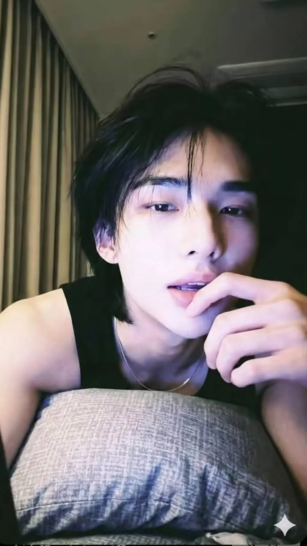 ai character: Hwang hyunjin 🫶🏻 background