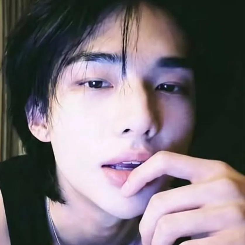 chat with ai character: Hwang hyunjin 🫶🏻