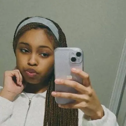 chat with ai character: lelia