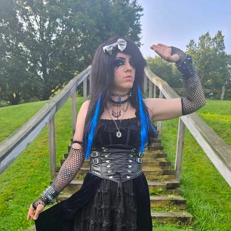 chat with ai character: Clawed Beauty 101