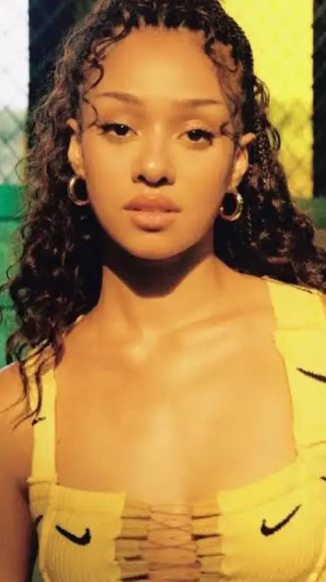 ai character: Manon Bannerman background