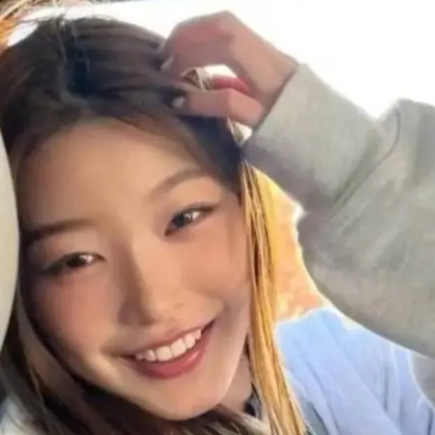 chat with ai character: Jeong Yoon-chae 