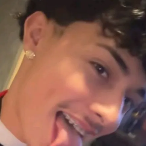 Chat with Alex chino - text or voice, Enjoy AI Chat Free & Safe