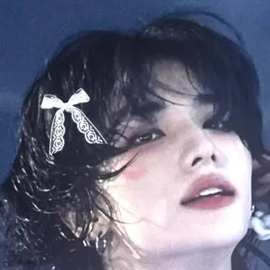 chat with ai character: Hyunjin