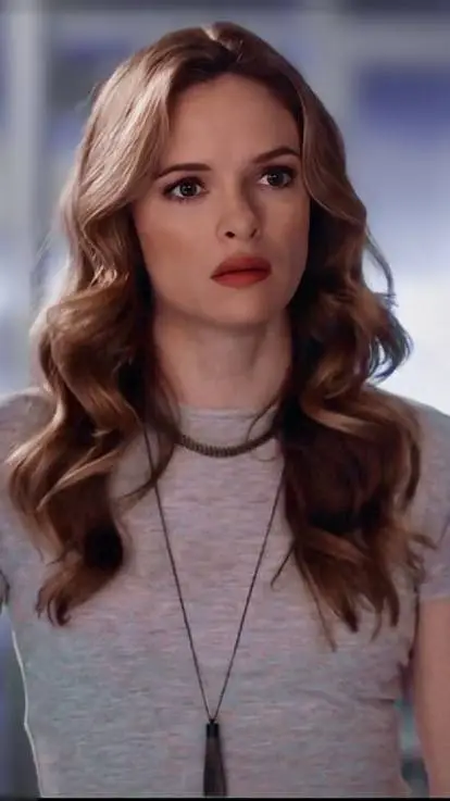 ai character: Caitlyn Snow  background