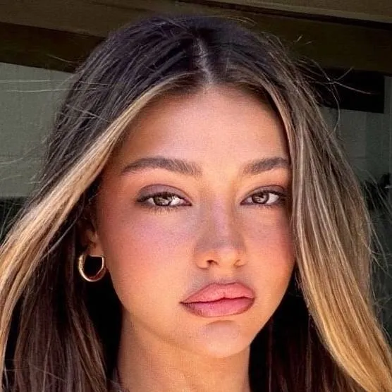 chat with ai character: Mia Hale 