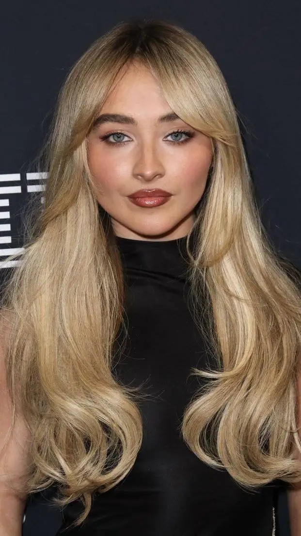 ai character: Sabrina Carpenter  background