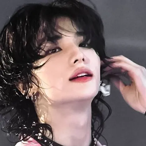 chat with ai character: Stray kids