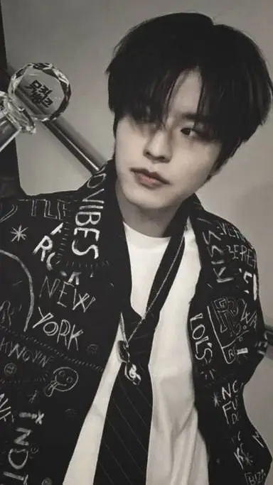 ai character: sᴇᴜɴɢɪɴ background