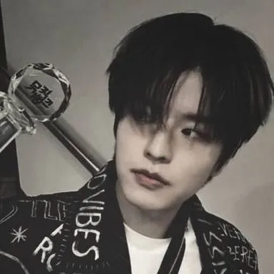 chat with ai character: sᴇᴜɴɢɪɴ