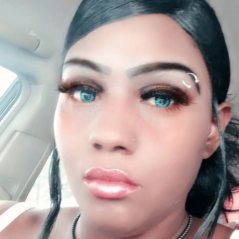 chat with ai character: MsLoveshow