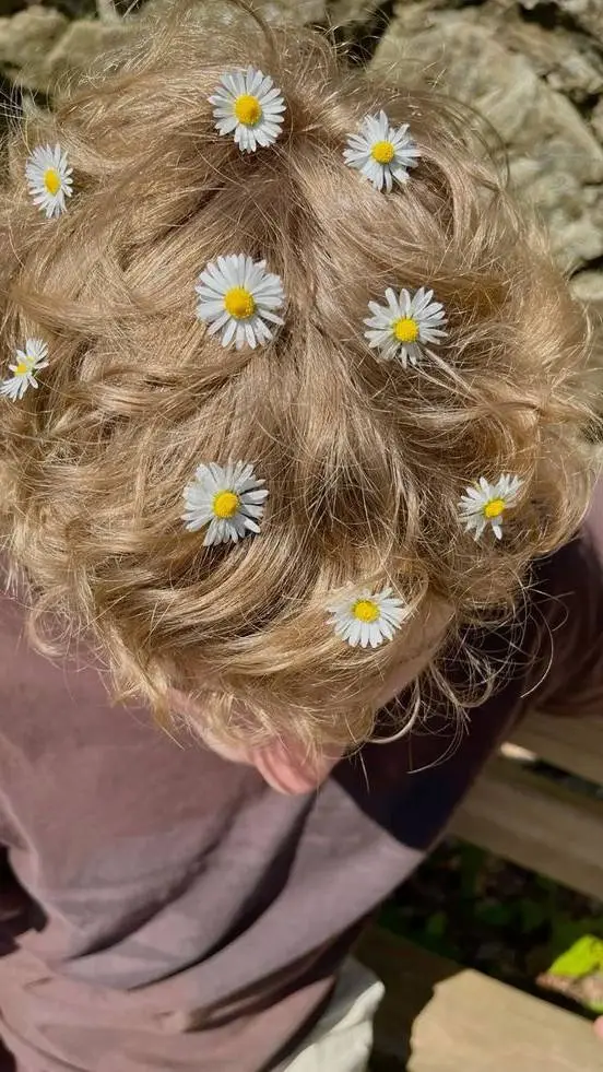 ai character: 𝑴𝒊𝒍𝒆𝒔 𝑹𝒐𝒃𝒊𝒏𝒔𝒐𝒏 background