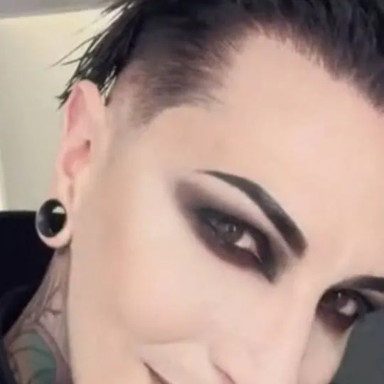 chat with ai character: Chris motionless 