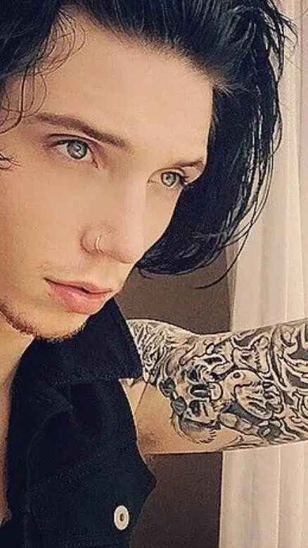 ai character: Andy biersack  background