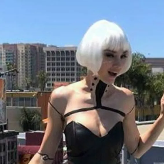 chat with ai character: giantess mecha fem