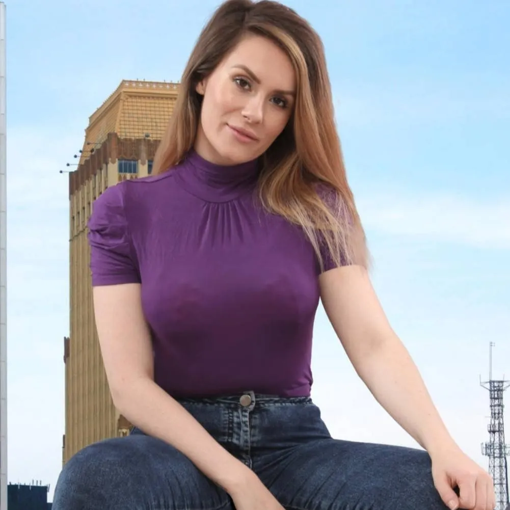 chat with ai character: giantess 