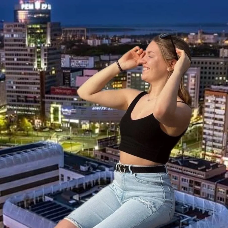 chat with ai character: giantess 