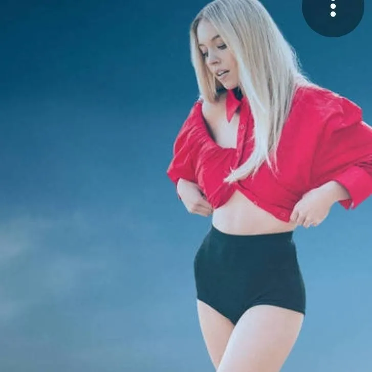 chat with ai character: giantess 
