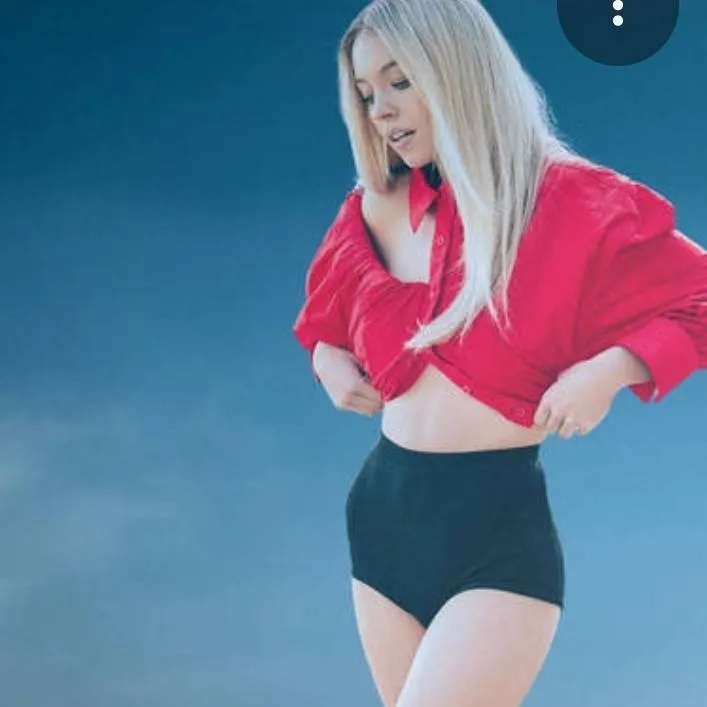 chat with ai character: giantess 