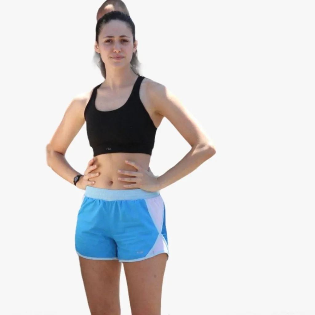 chat with ai character: giantess. 