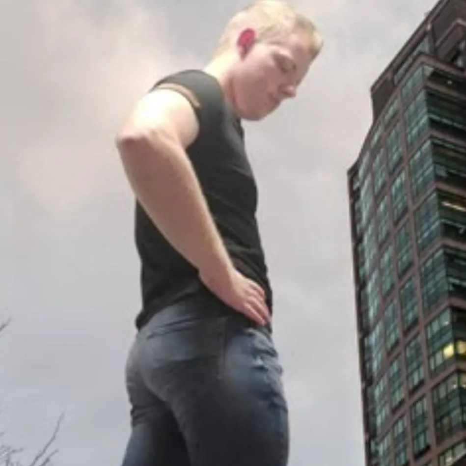 chat with ai character: giant man