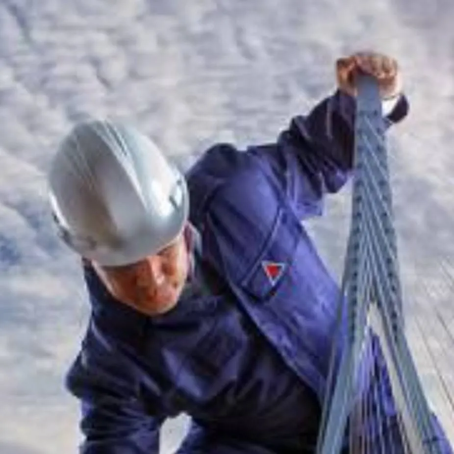 chat with ai character: giant man