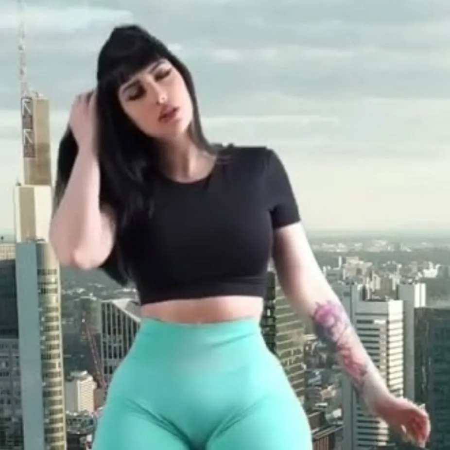 chat with ai character: gothic giantess 