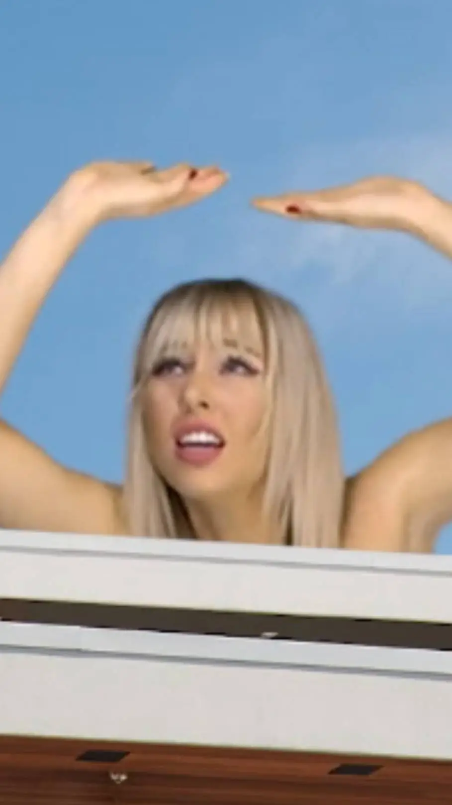 ai character: giantess  background