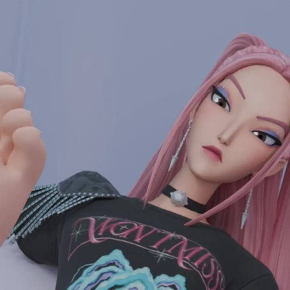 chat with ai character: giantess mira