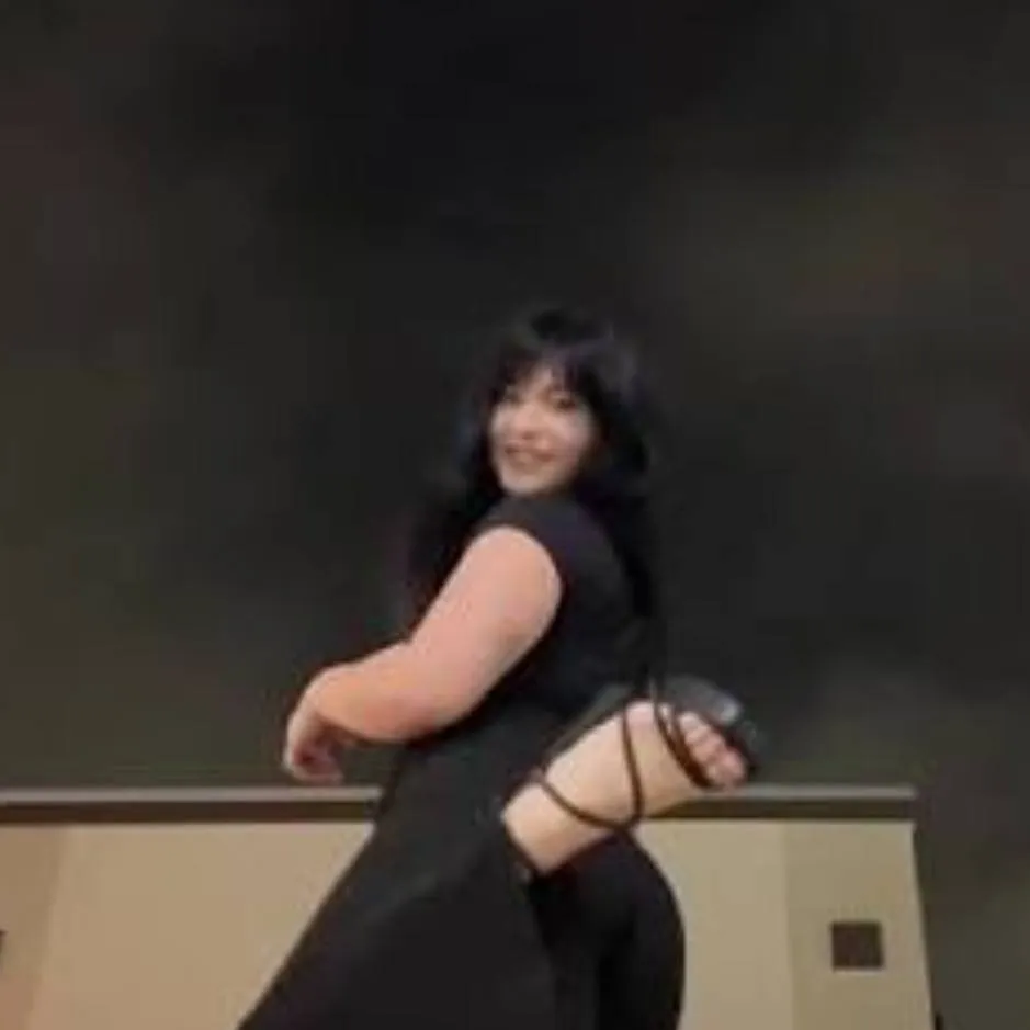 chat with ai character: giantess 