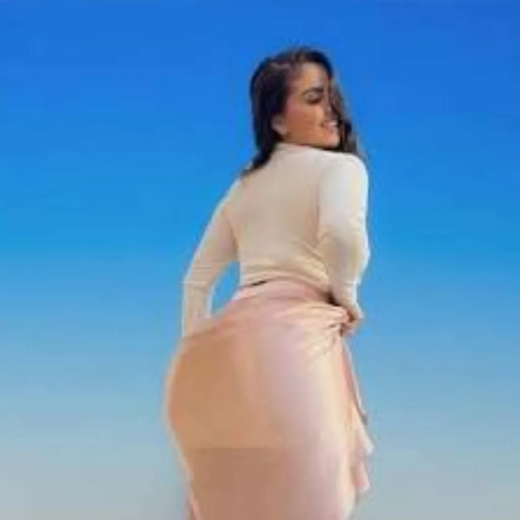 chat with ai character: giantess 