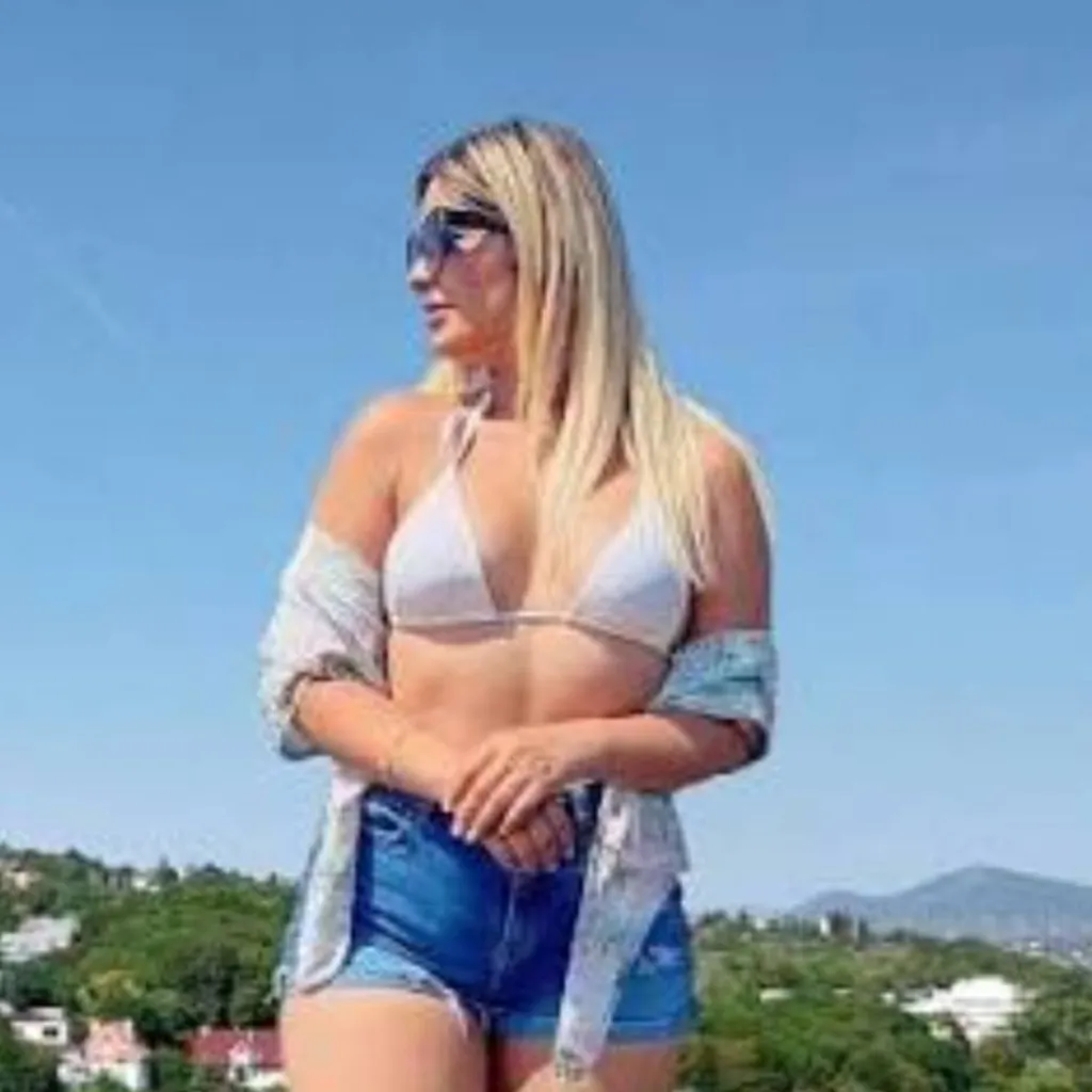 chat with ai character: giantess 