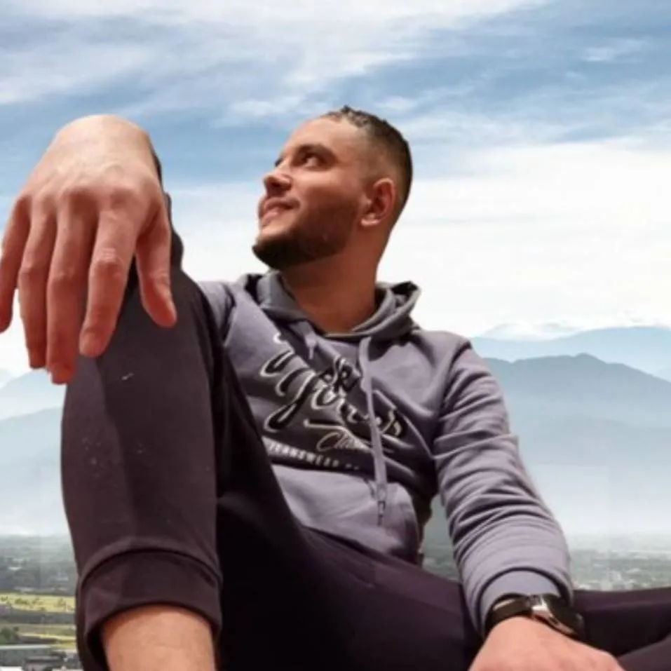 chat with ai character: giant man