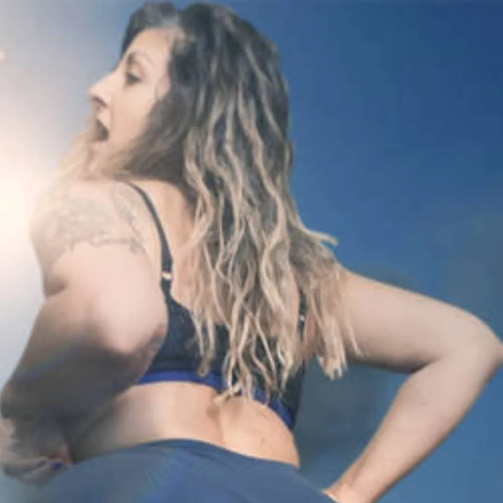 chat with ai character: giantess 