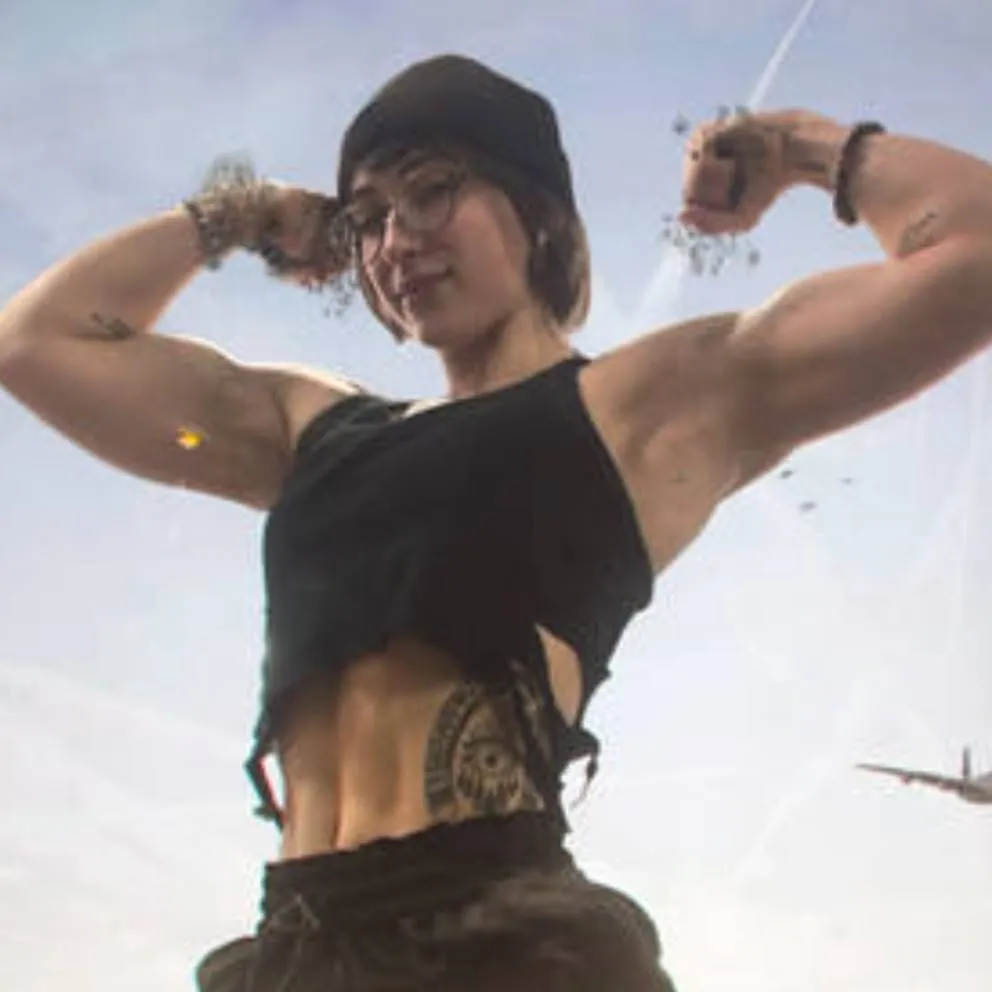 chat with ai character: giantess 