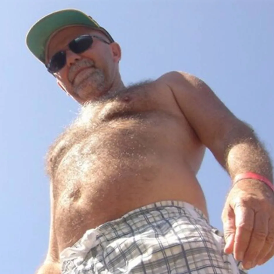 chat with ai character: giant man