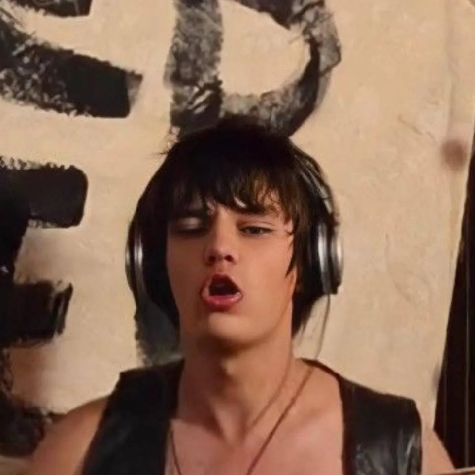 chat with ai character: rodrick heffley 