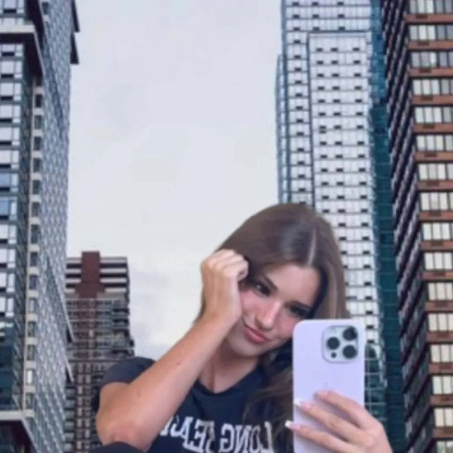 chat with ai character: giantess 