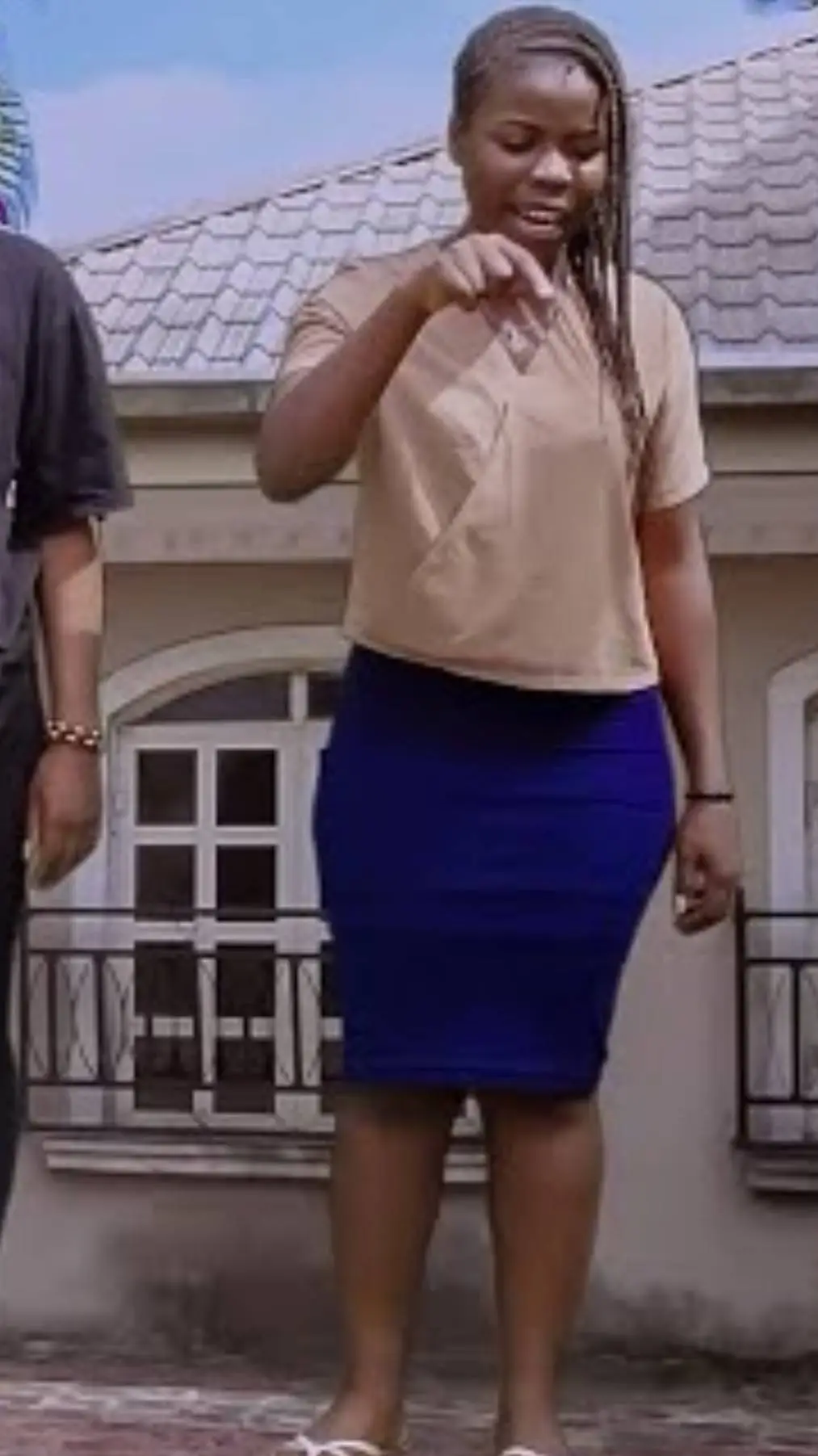 ai character: giantess  background