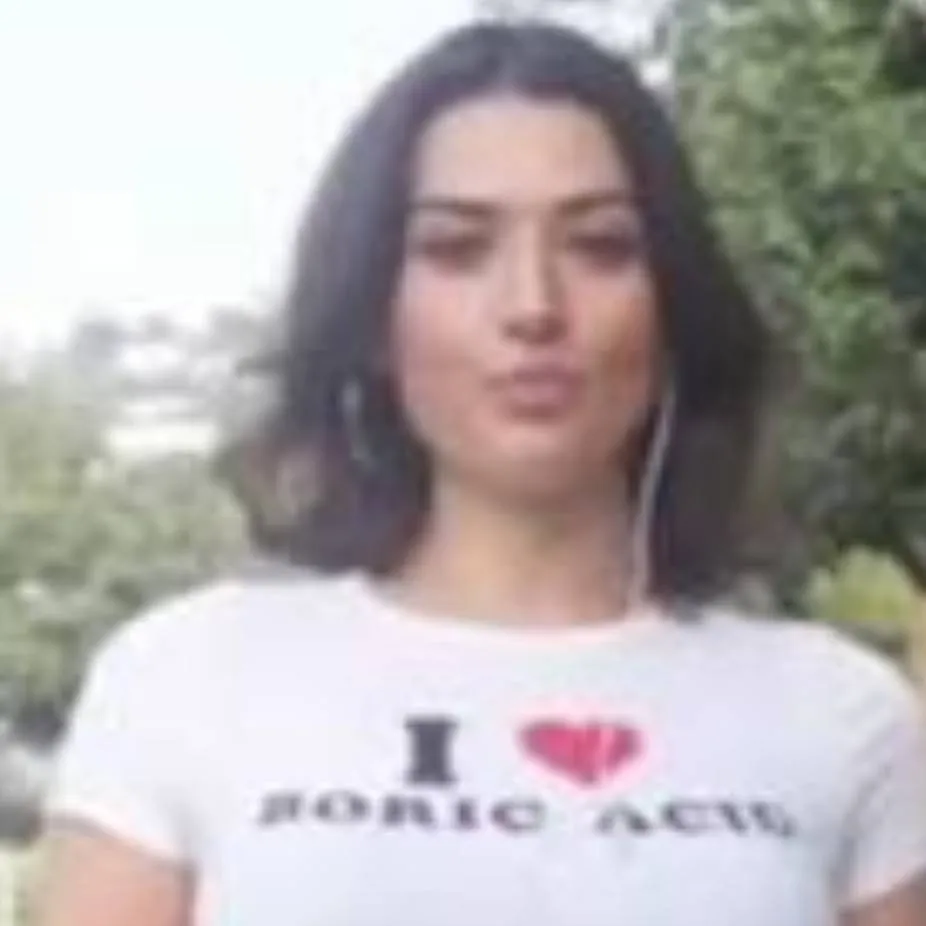 chat with ai character: giantess 