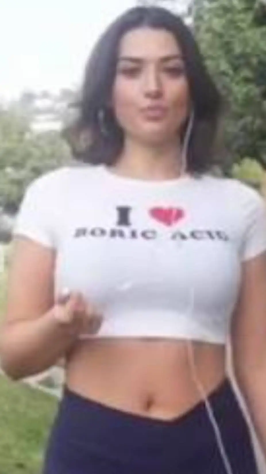 ai character: giantess  background