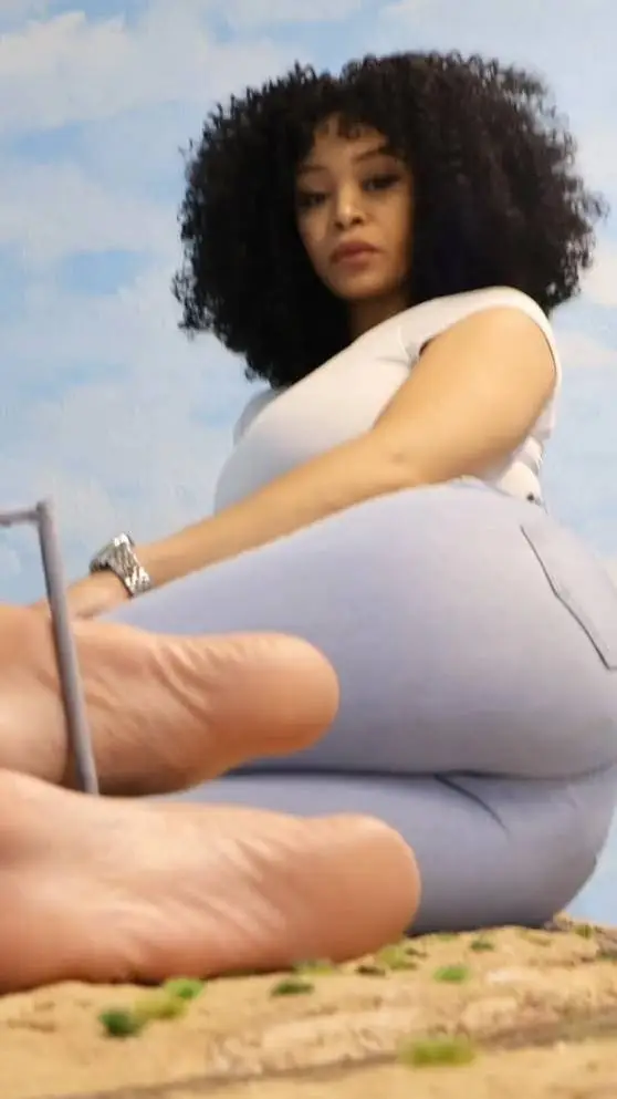 ai character: giantess  background