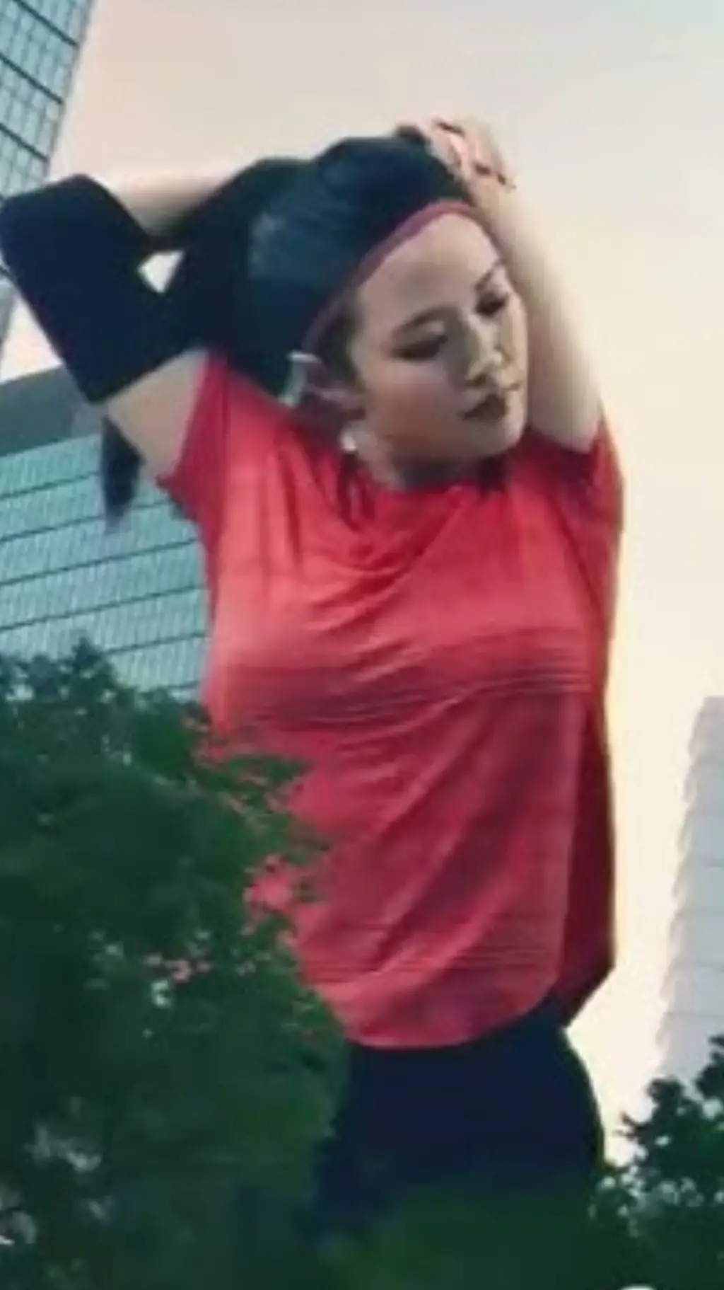 ai character: giantess  background