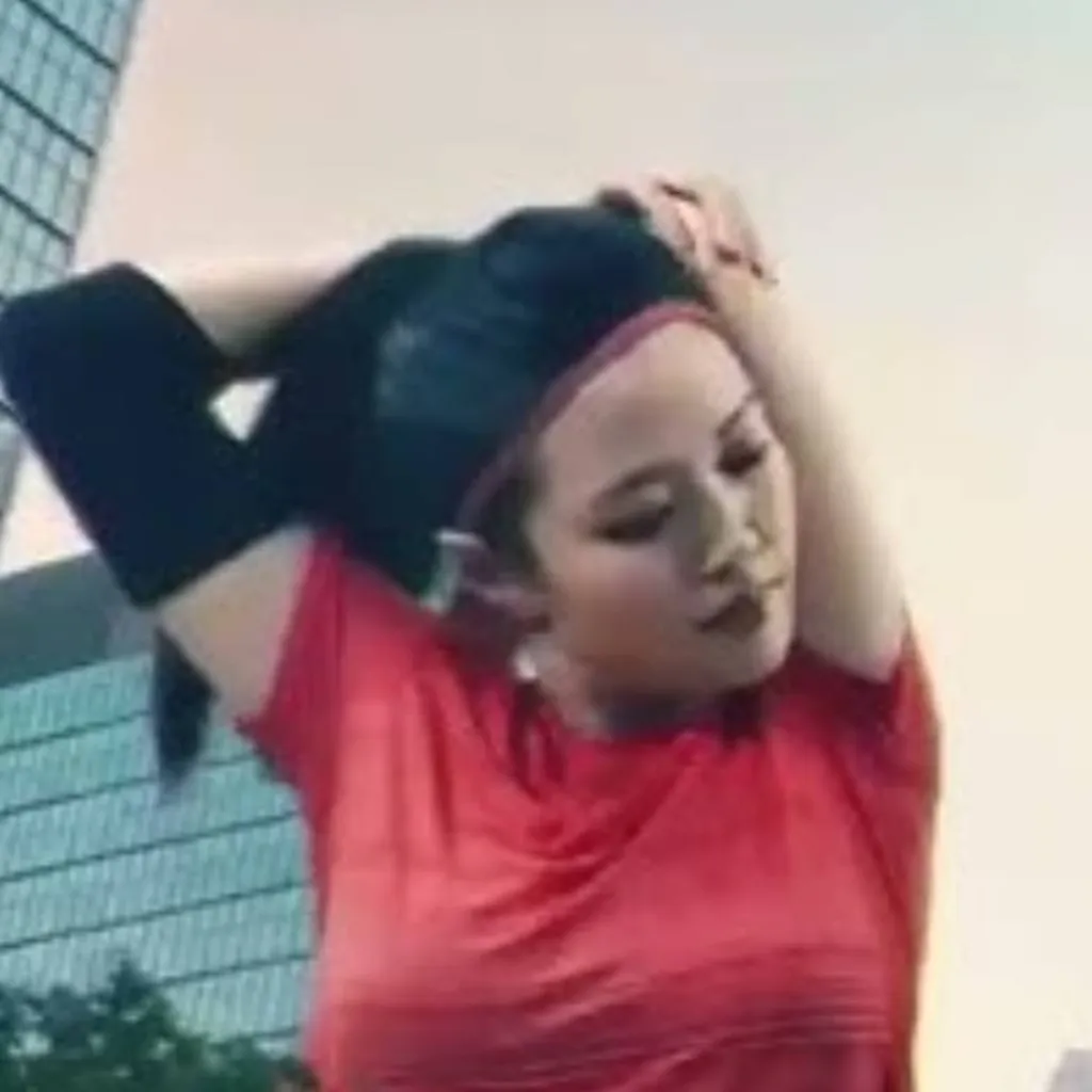 chat with ai character: giantess 