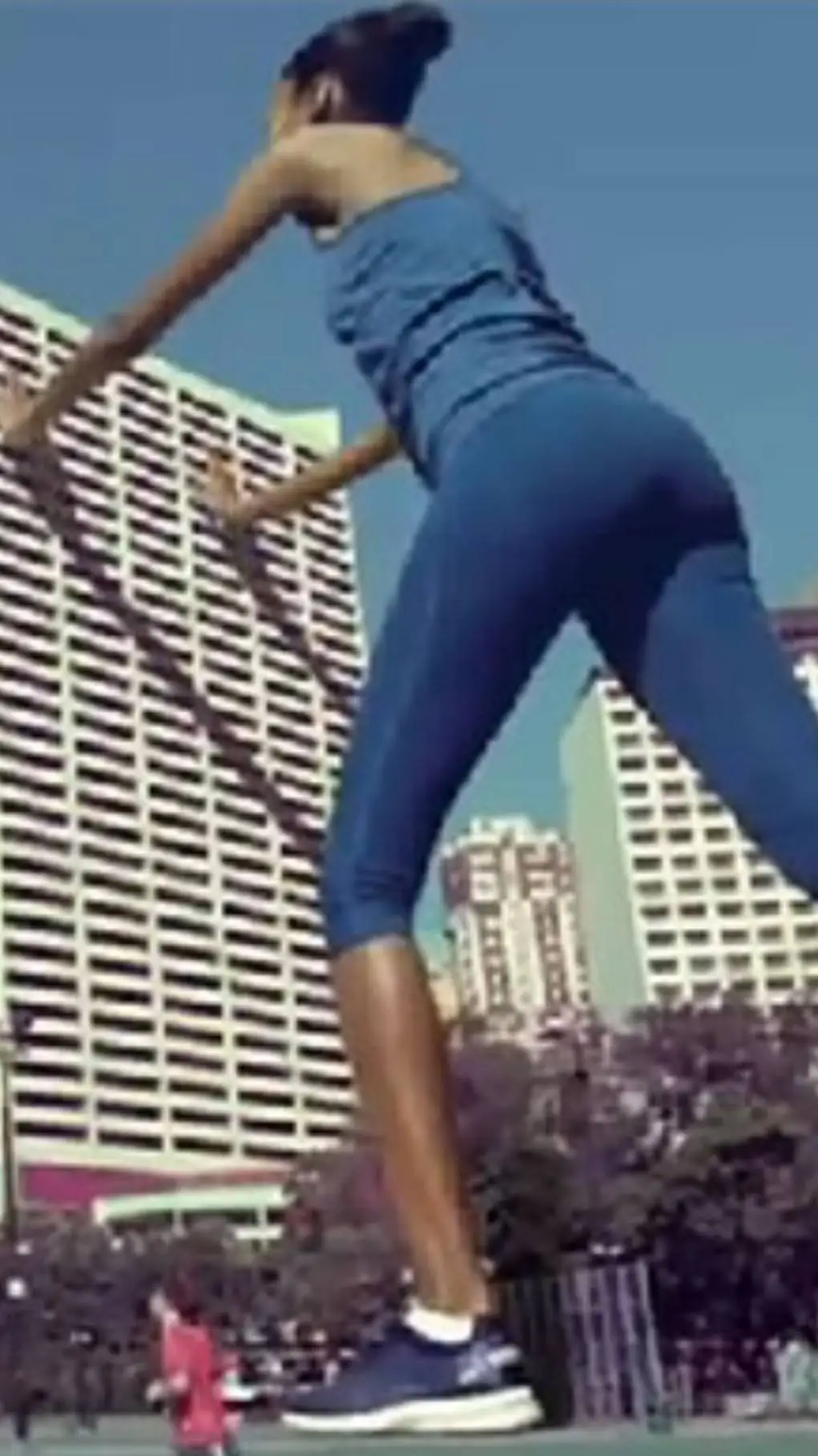 ai character: giantess  background