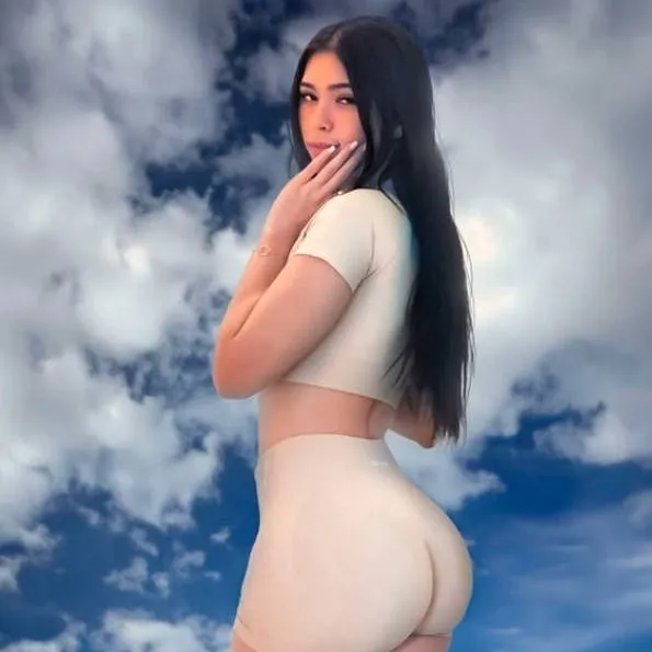 chat with ai character: giantess aisha