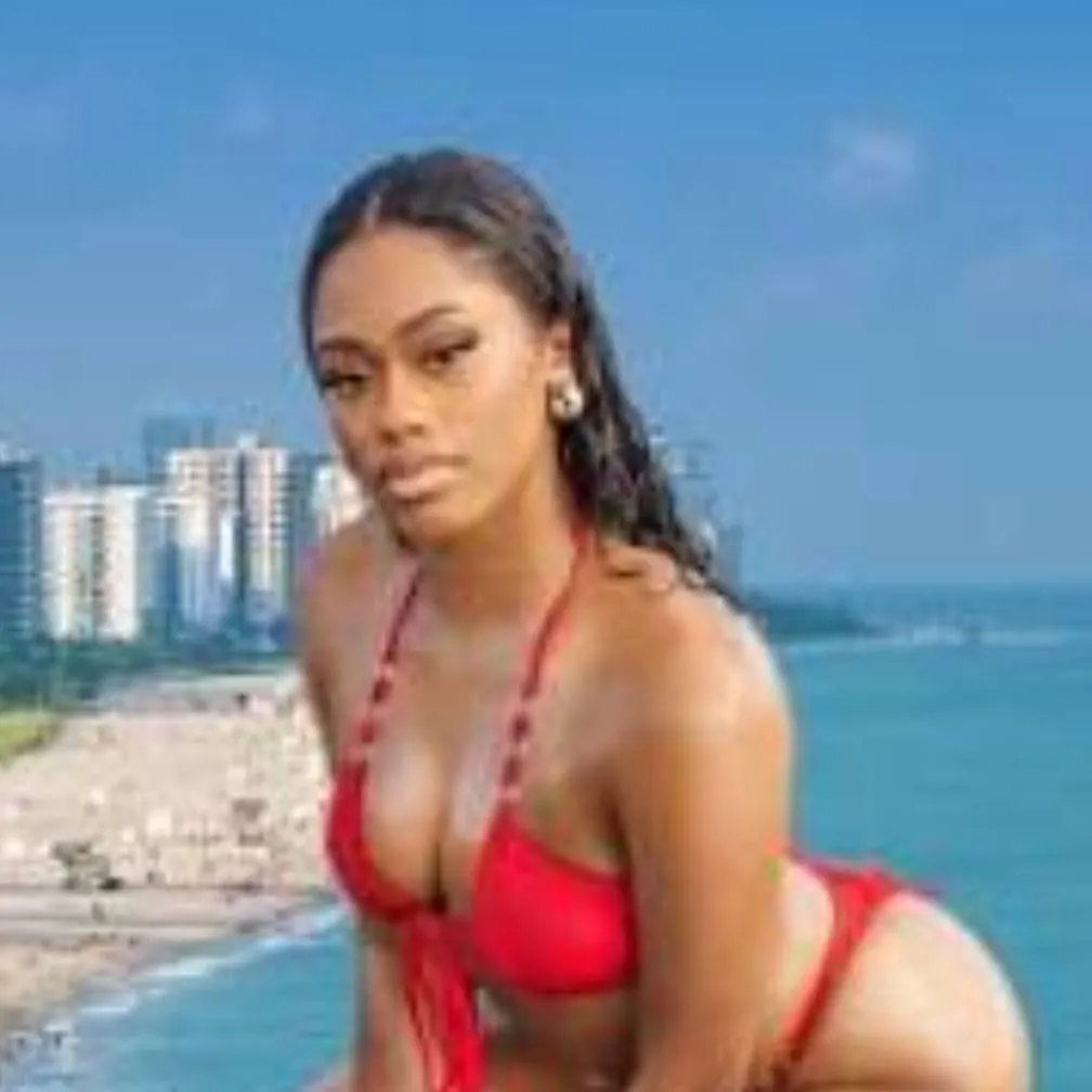 chat with ai character: giantess 